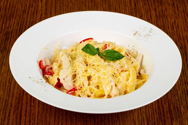 Fesleğen yaprakları tagliatelle makarna Tavuk ile hizmet