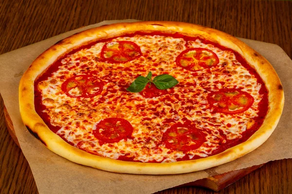 Wegetariańskie Pizza Margarita Serem Pomidorem — Zdjęcie stockowe