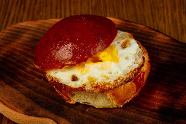 Ev yapımı lezzetli burger peynirli