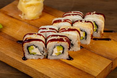 Yılan balığı ile Japon geleneksel rulo