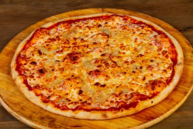 Pizza dört peynir domates ile