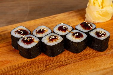 Yılan balığı ile Japon geleneksel rulo