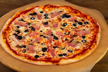 Jambon, peynir ve Mantarlı Pizza