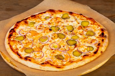 Salatalık turşusu ve peynirli pizza