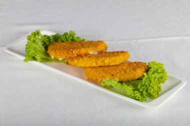 Kızarmış peynir salata yaprakları ile