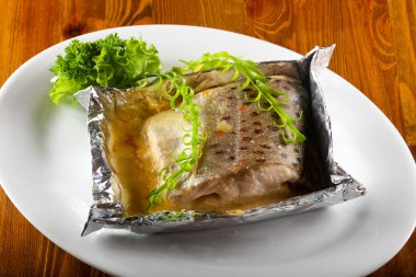 Otlar ile haşlanmış somon