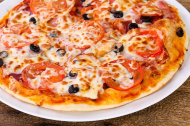 pastırma ve domates pizza