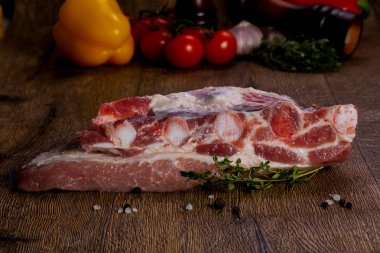 Ahşap zemin üzerinde çiğ domuz eti