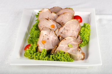 Pişmiş biftek salata yaprakları servis