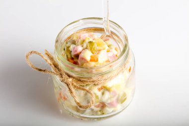 Rus salatası bardakta servis edebilirsiniz