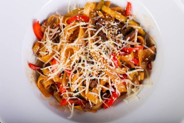 Sığır eti ve parmesan peynirli makarna