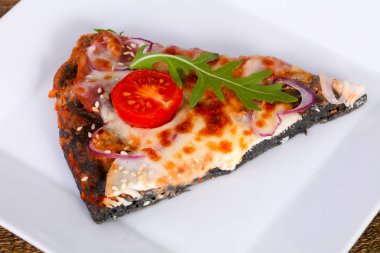 Jambonlu, peynirli ve domatesli pizza.