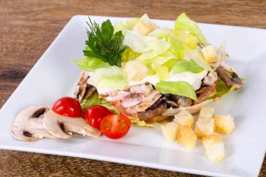 Domates hizmet jambon ve mantar salatası