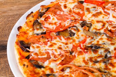 Patlıcan ve peynirli pizza