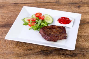 Sığır eti biftek sosu ve salata sosu ile