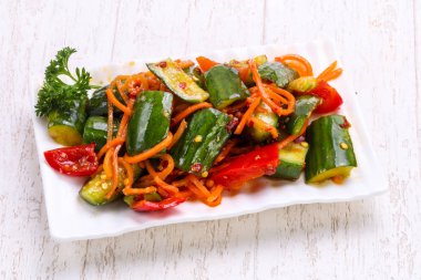 Yeşil salatalık turşusu yığın kabın içinde