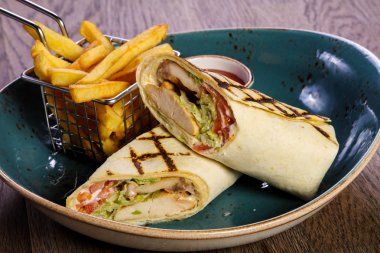 Tavuk rulo börek Fransız patates ile