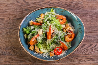 Sezar salata karides ve parmesan peyniri ile