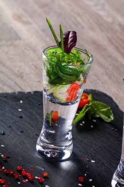 Somun sos ve chuka ile Yengeç snack