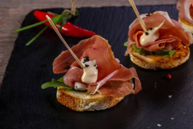 Bruschetta hamon ve sos ile