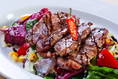 Sebze ve soslu ızgara domuz eti.