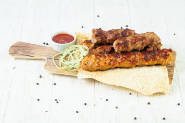 Şiş kebeb mix tabak sos ve soğan ile