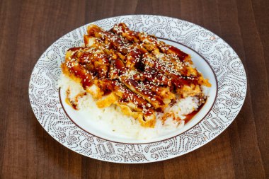 Pirinç ve teriyaki soslu tavuk tempura