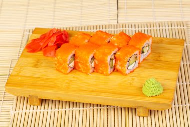 Lezzetli kremsi yılan balığı suşi roll