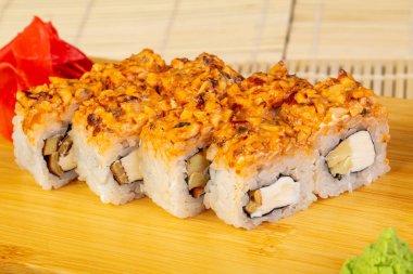 Lezzetli baharatlı yılan balığı suşi roll