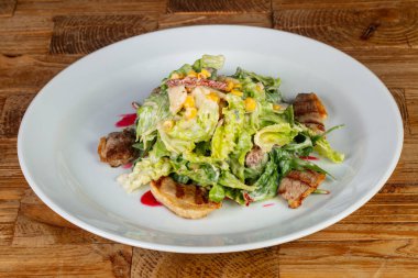 Kızarmış ördek lezzetli sebze salatası