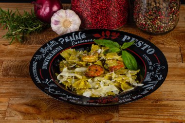 Lezzetli karides makarna otlar ile