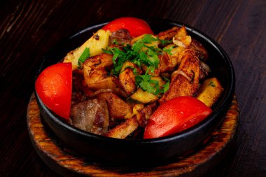 Kavrulmuş domuz patates tava ile