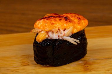 Lezzetli kızarmış peynir suşi roll