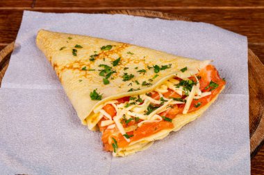 Somon ile gözleme ve peynir hizmet maydanoz