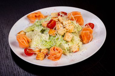 Somonlu Sezar salatası.
