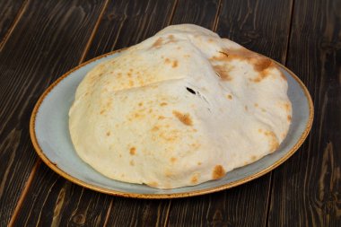 El yapımı ekmek Lepeshka ahşap üzerine