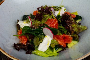 Salata somon ve krema sos ile