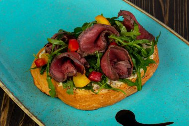 Bruschetta alarmdan ve rucola ile