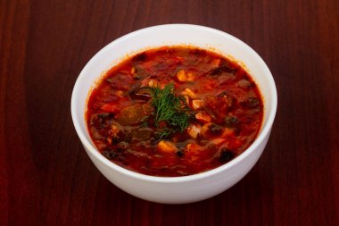 Geleneksel Solyanka çorba, et