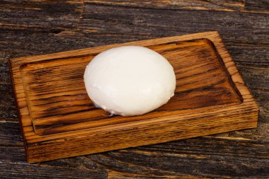Ahşap üzerinde geleneksel genç Mozzarella peyniri