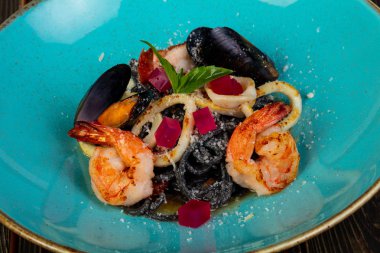 Siyah deniz ürünleri karides ve midye makarna