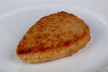 Kavrulmuş balık tabak içinde pirzola