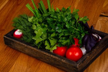 Yeşil otlar ile taze sebze