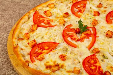 Pizza Sezar tavuk ve domates ile