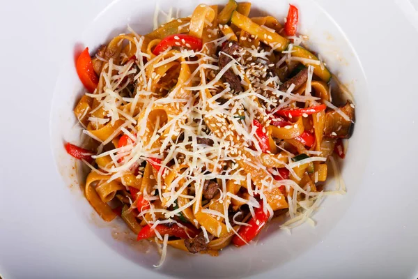 Sığır eti ve parmesan peynirli makarna