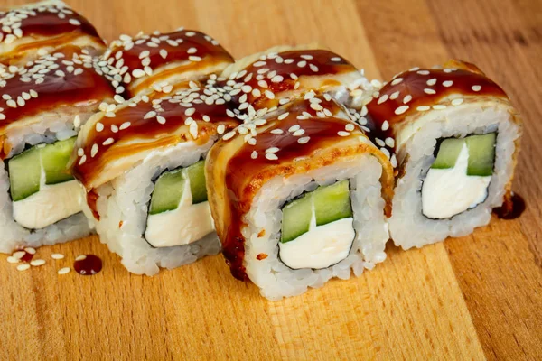 Yılan balığı rulo peynir ve sos ile