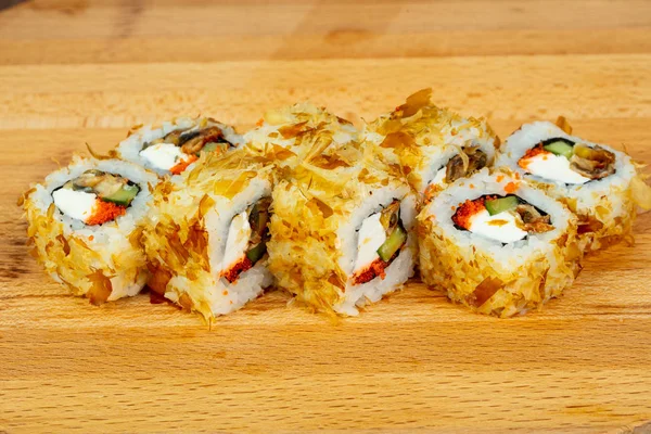 Yılan balığı ve ton balığı çip ile rulo