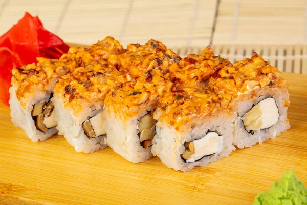 Lezzetli baharatlı yılan balığı suşi roll