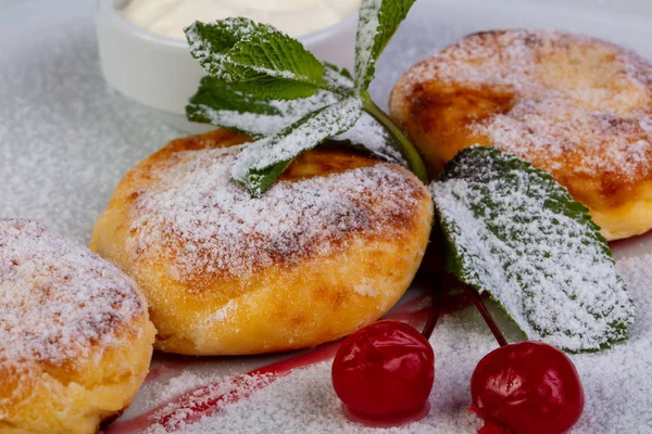 Kiraz, reçel ve krema ile lezzetli syrniki