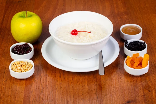 Lezzetli pirinç lapası kiraz ve Kuruyemiş